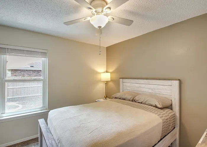 Shop, Dine & Visit Uwf: W/ Yard! Holiday home *