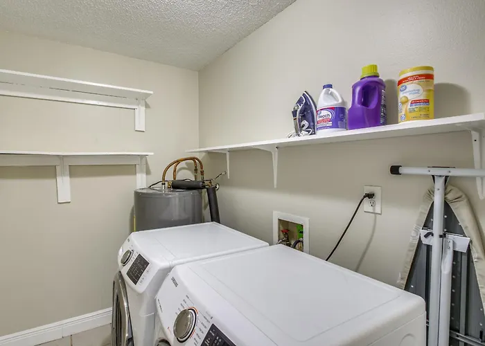 Shop, Dine & Visit Uwf: W/ Yard! Holiday home