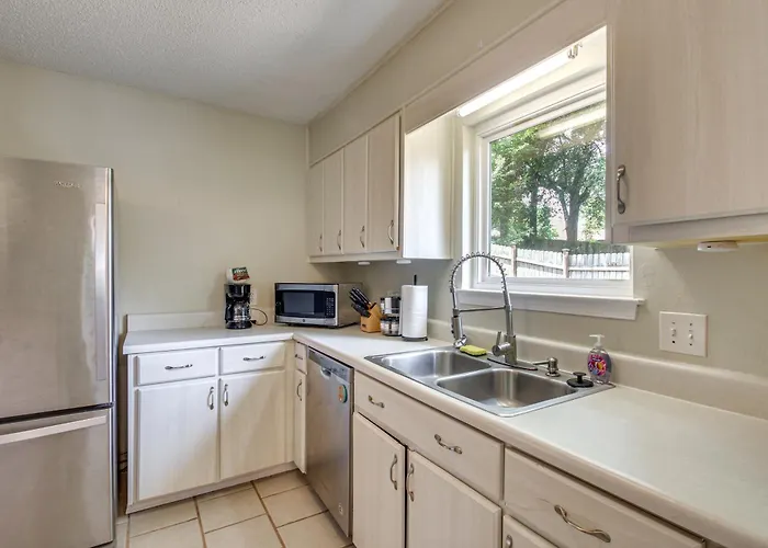 Holiday home Shop, Dine & Visit Uwf: W/ Yard! *