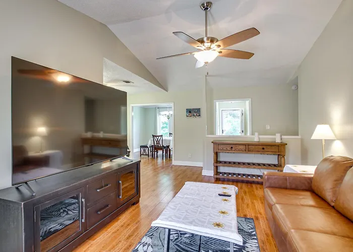 Shop, Dine & Visit Uwf: W/ Yard! Holiday home