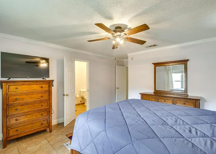 Shop, Dine & Visit Uwf: W/ Yard! Holiday home *