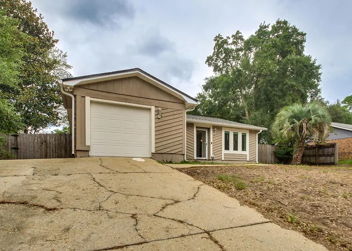 Holiday home Shop, Dine & Visit Uwf: W/ Yard! *