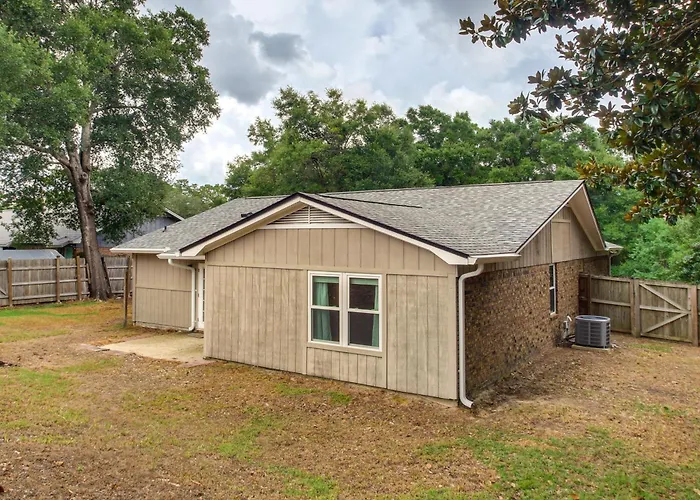 Shop, Dine & Visit Uwf: W/ Yard! Holiday home