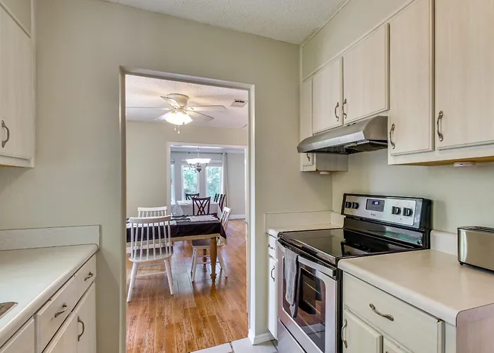 Shop, Dine & Visit Uwf: W/ Yard! Holiday home *